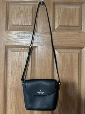 KATE SPADE Black Pebbled Leather  Crossbody/Shoulder Bag  with Gold Accents EUC